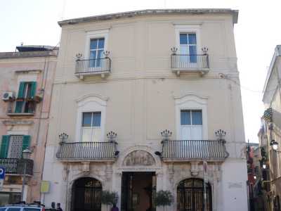 ...si erge un grande edificio barocco a tre piani dai colori bianco e rosa e con le ringhiere dei balconi in ferro battuto. Ed � proprio al suo interno che si trova la nostra chiesa